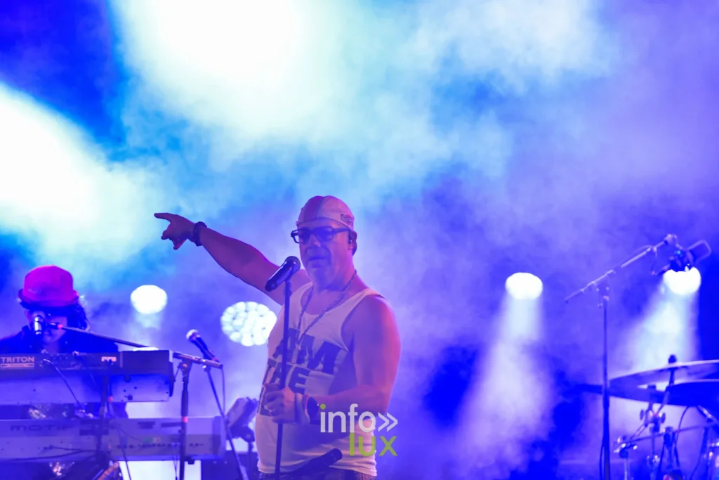 Chanteur des Gauff’ pointant le public au Summer Lake Festival 2026 à Neufchâteau