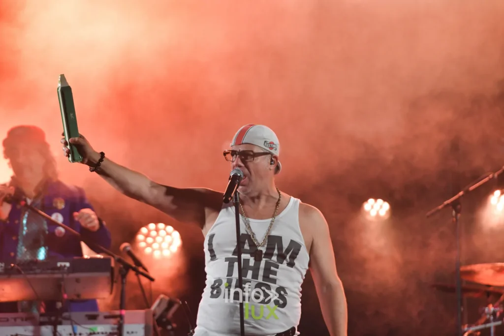 Chanteur des Gauff’ micro en main sous les projecteurs rouges, Summer Lake Festival 2026 à Neufchâteau