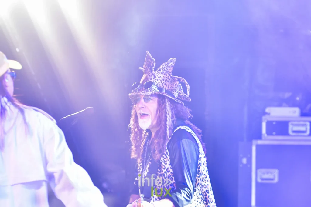 Chanteur des Gauff’ au chapeau léopard dans la fumée, Summer Lake Festival 2026 à Neufchâteau