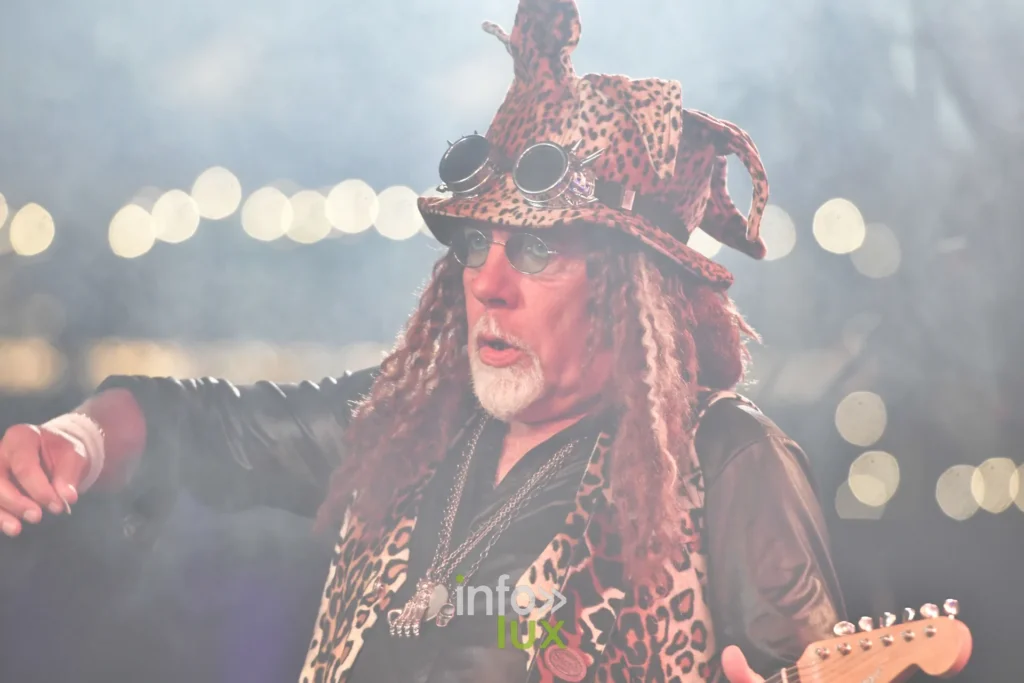 Guitariste des Gauff’ en chapeau léopard au Summer Lake Festival 2026 à Neufchâteau