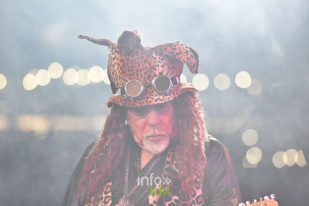 Guitariste des Gauff’ au chapeau léopard sur scène, Summer Lake Festival 2026 à Neufchâteau
