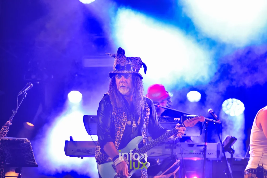 Guitariste des Gauff’ dans la fumée bleue au Summer Lake Festival 2026 à Neufchâteau