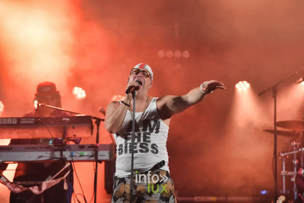 Chanteur des Gauff’ bras tendu sous la lumière rouge, Summer Lake Festival 2026 à Neufchâteau