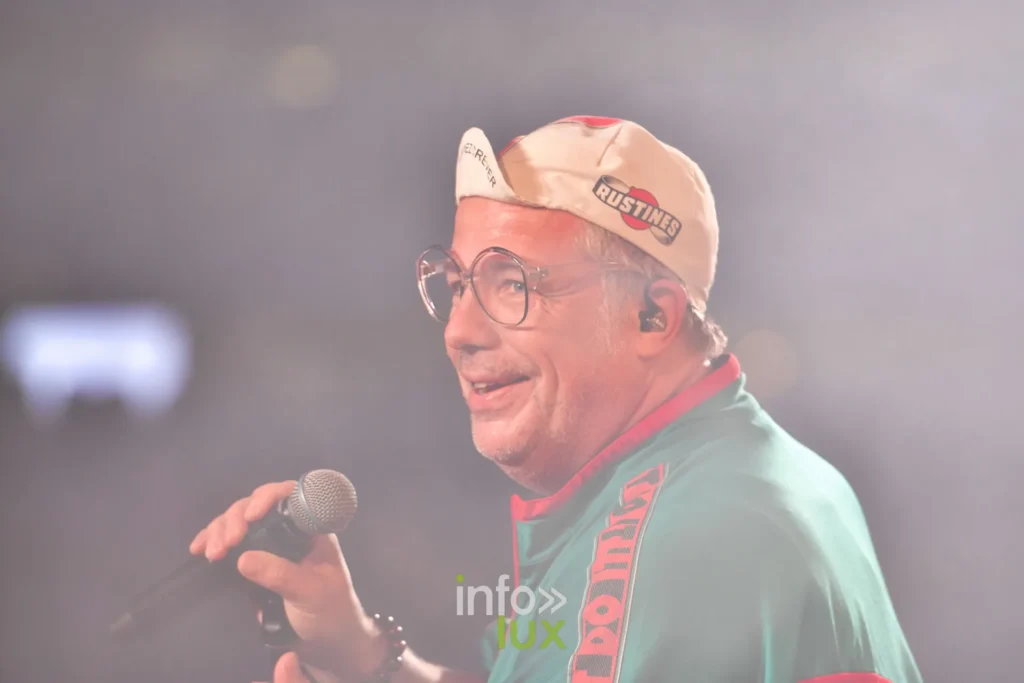 Chanteur des Gauff’ à lunettes rondes au micro, Summer Lake Festival 2026 à Neufchâteau