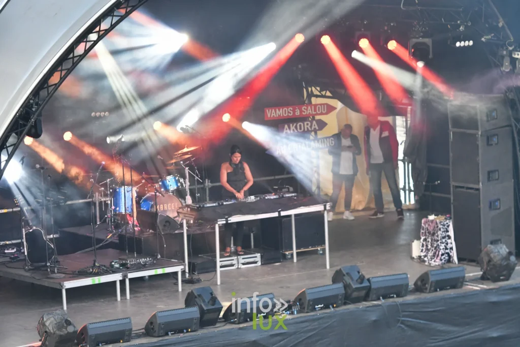 Main Stage du Summer Lake Festival 2026 balayée de faisceaux rouges à Neufchâteau