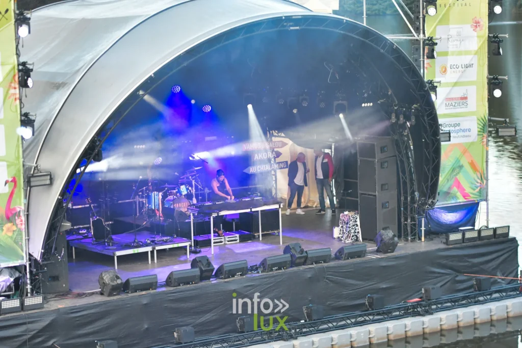 Vue plongeante sur la Main Stage du Summer Lake Festival 2026 au bord du lac de Neufchâteau