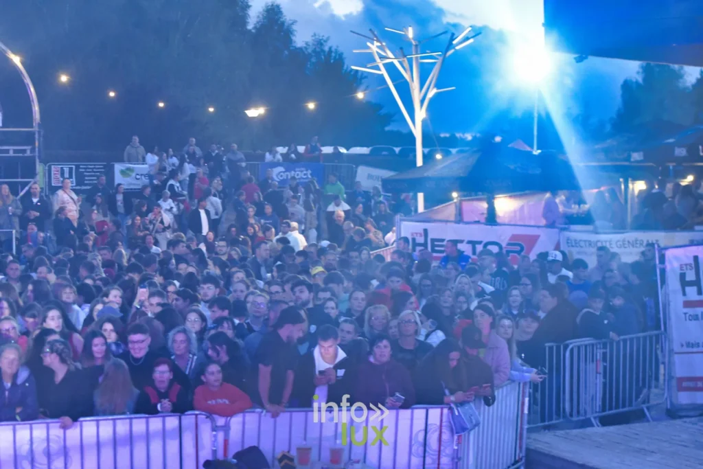 Vue latérale de la plaine et de la foule du Summer Lake Festival 2026 à Neufchâteau