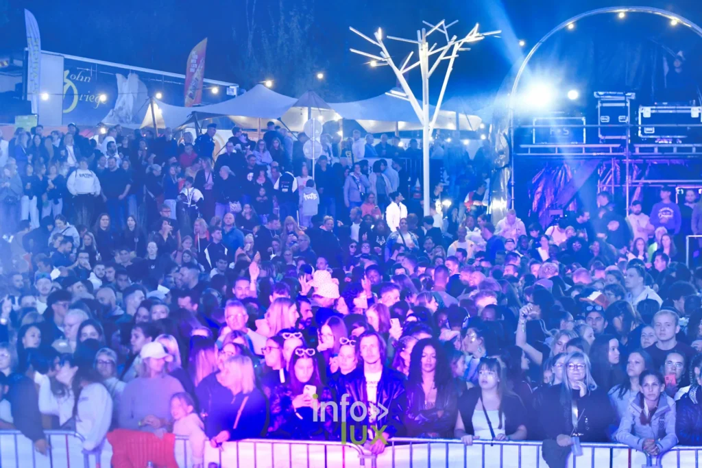 Public compact devant la scène du Summer Lake Festival 2026 à Neufchâteau