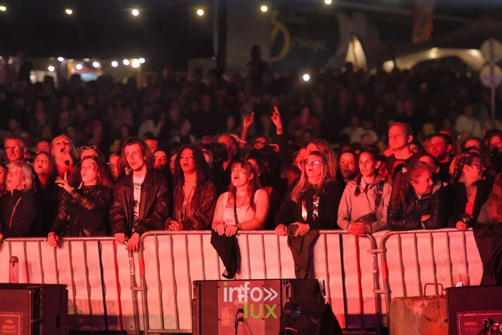 Public éclairé en rouge devant la scène du Summer Lake Festival 2026 à Neufchâteau