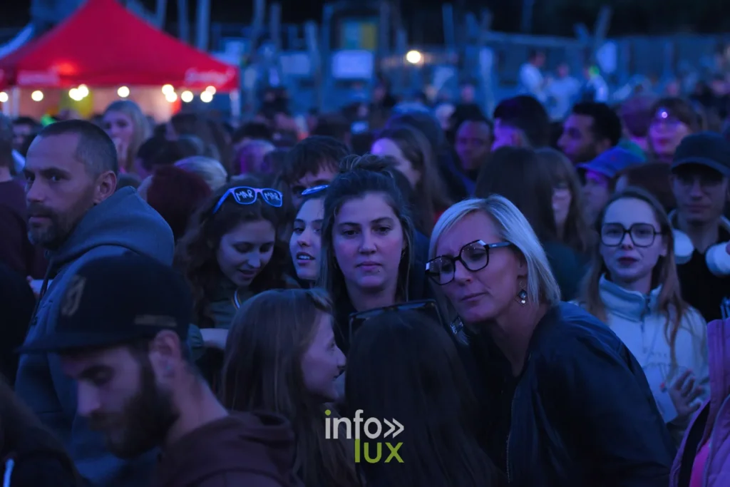 Festivaliers serrés dans les premiers rangs du Summer Lake Festival 2026 à Neufchâteau