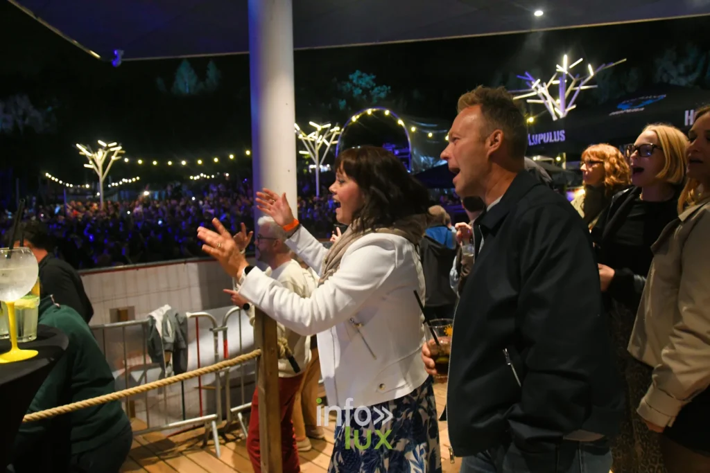 Festivaliers applaudissant depuis la terrasse pendant le concert du Summer Lake Festival 2026 à Neufchâteau