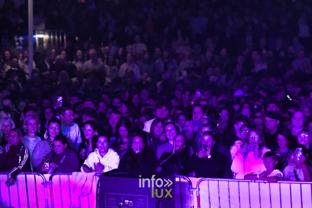 Foule éclairée en rose devant la scène du Summer Lake Festival 2026 à Neufchâteau