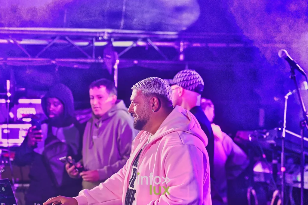 Artiste entouré de son équipe sur la scène du Summer Lake Festival 2026 à Neufchâteau