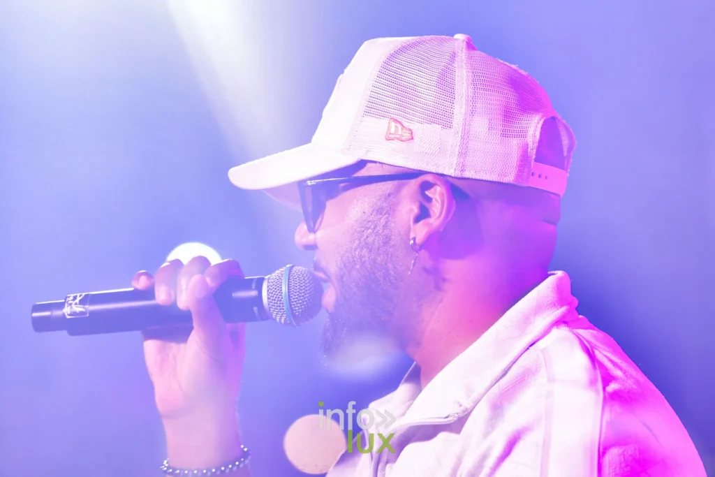 Chanteur de Tragédie au micro au Summer Lake Festival 2026 à Neufchâteau