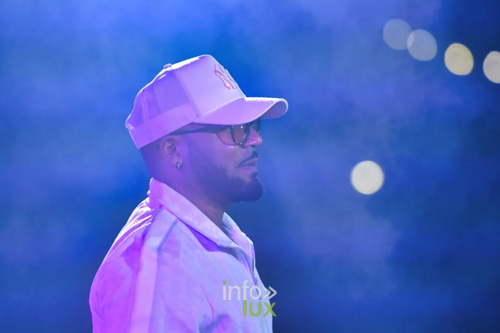 Chanteur de Tragédie de profil dans la lumière bleue, Summer Lake Festival 2026 à Neufchâteau