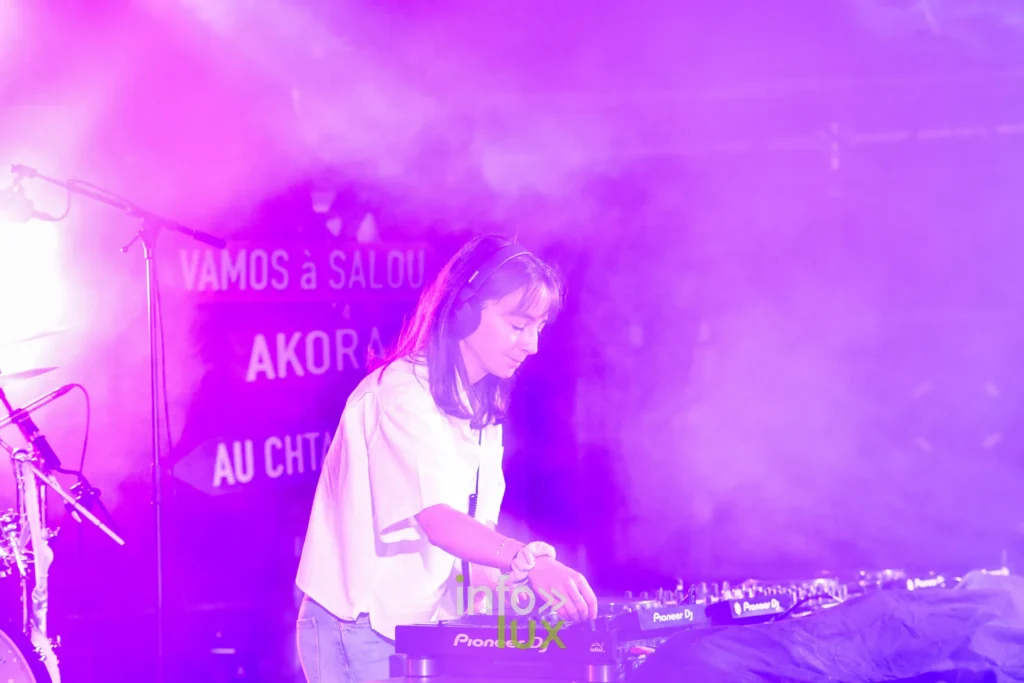 DJ aux platines sous les lumières roses au Summer Lake Festival 2026 à Neufchâteau