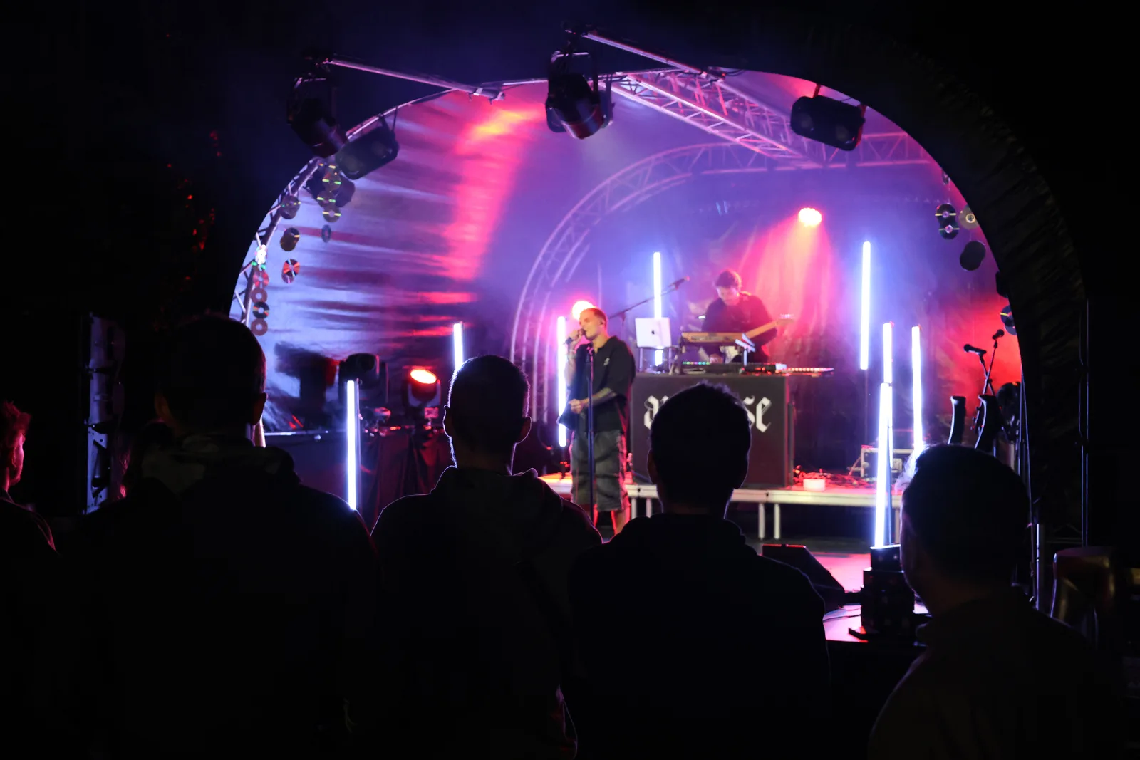 Le Synapse Festival investit le Parade Ground de l’ancienne caserne militaire de Bastogne.