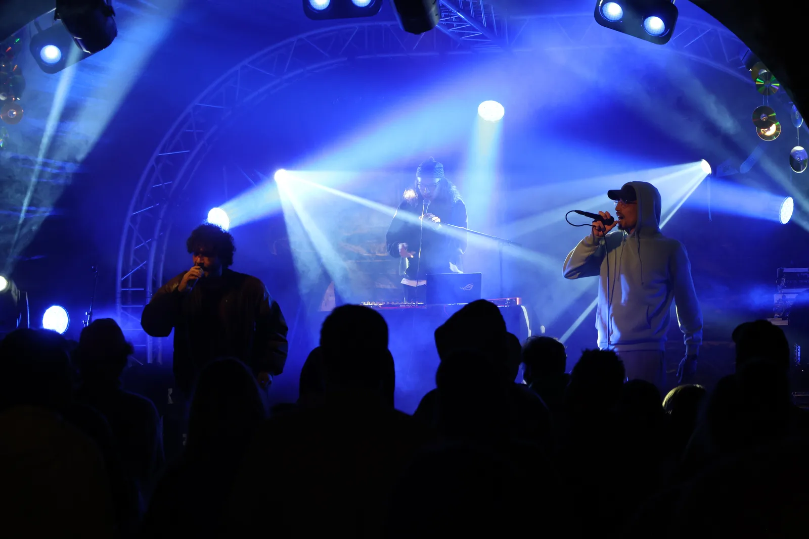 Le samedi mêle pop alternative, rap, rock et musique électronique.