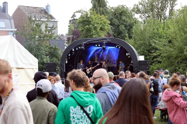 Le public devant la scène d'un festival organisé par l'ASBL Ward'in Rock à Bastogne