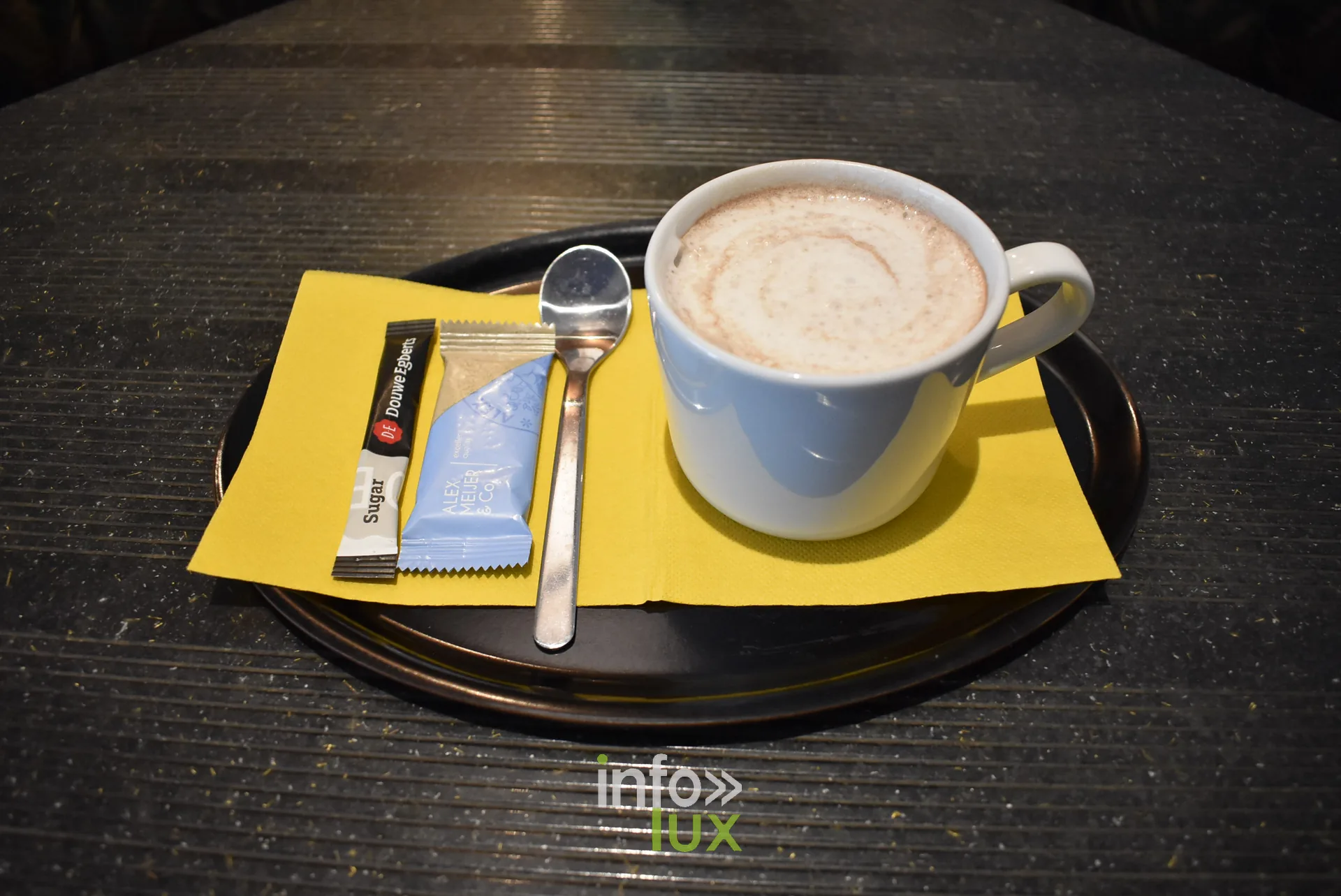 Le cafe a la Taverne Georges Cappuccino servi a la Taverne Georges a Braine-l'Alleud