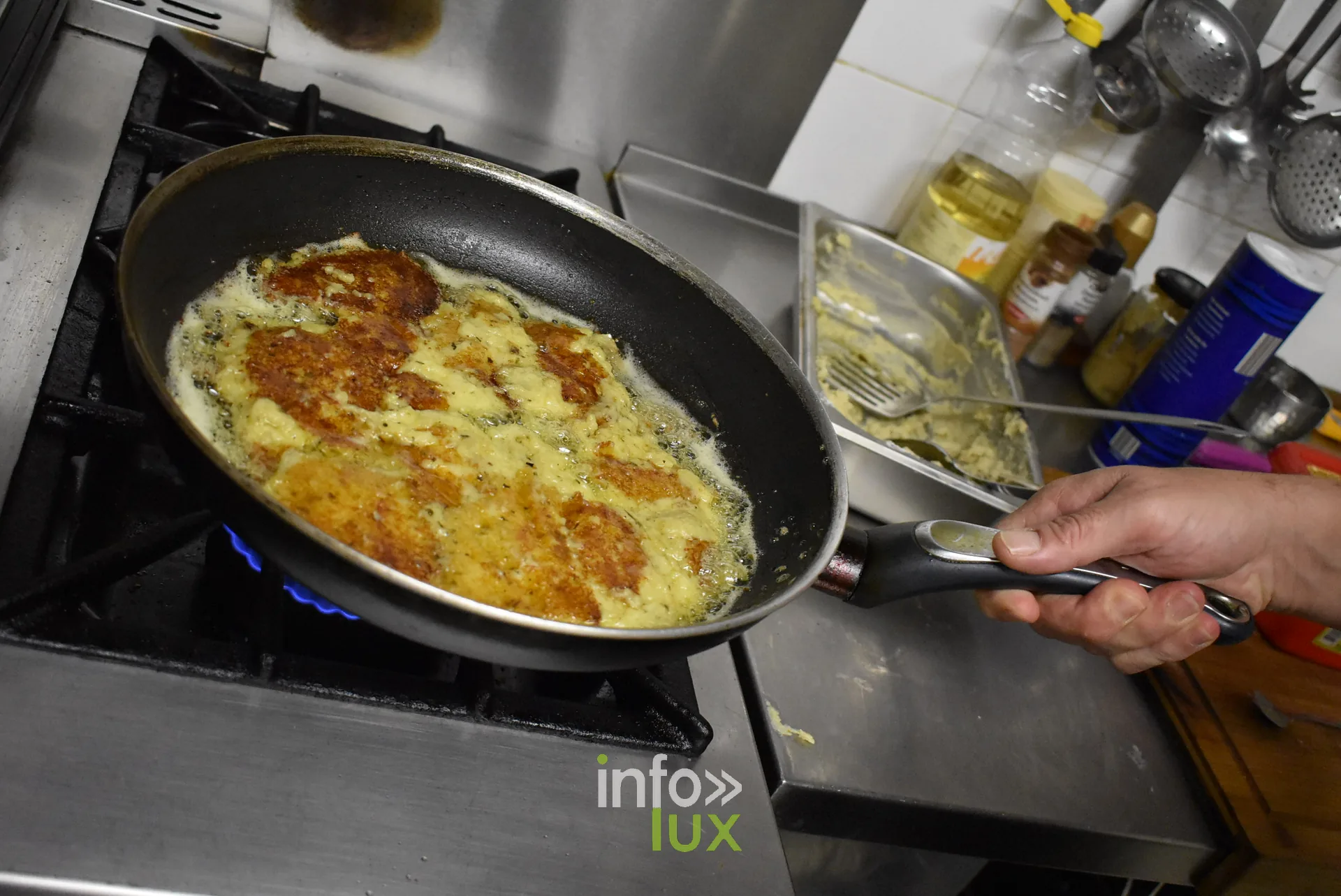En cuisine, a la Taverne Georges Preparation d'un plat en cuisine a la Taverne Georges