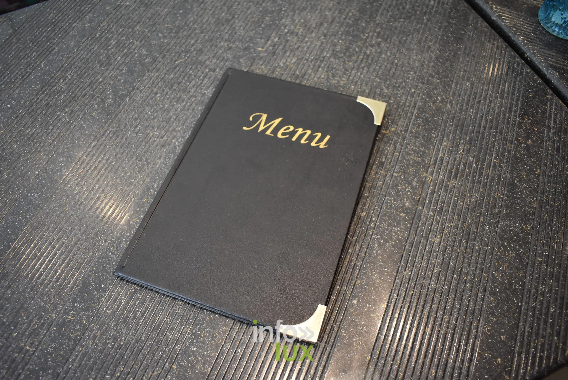 La carte de la Taverne Georges Menu de la Taverne Georges pose sur une table