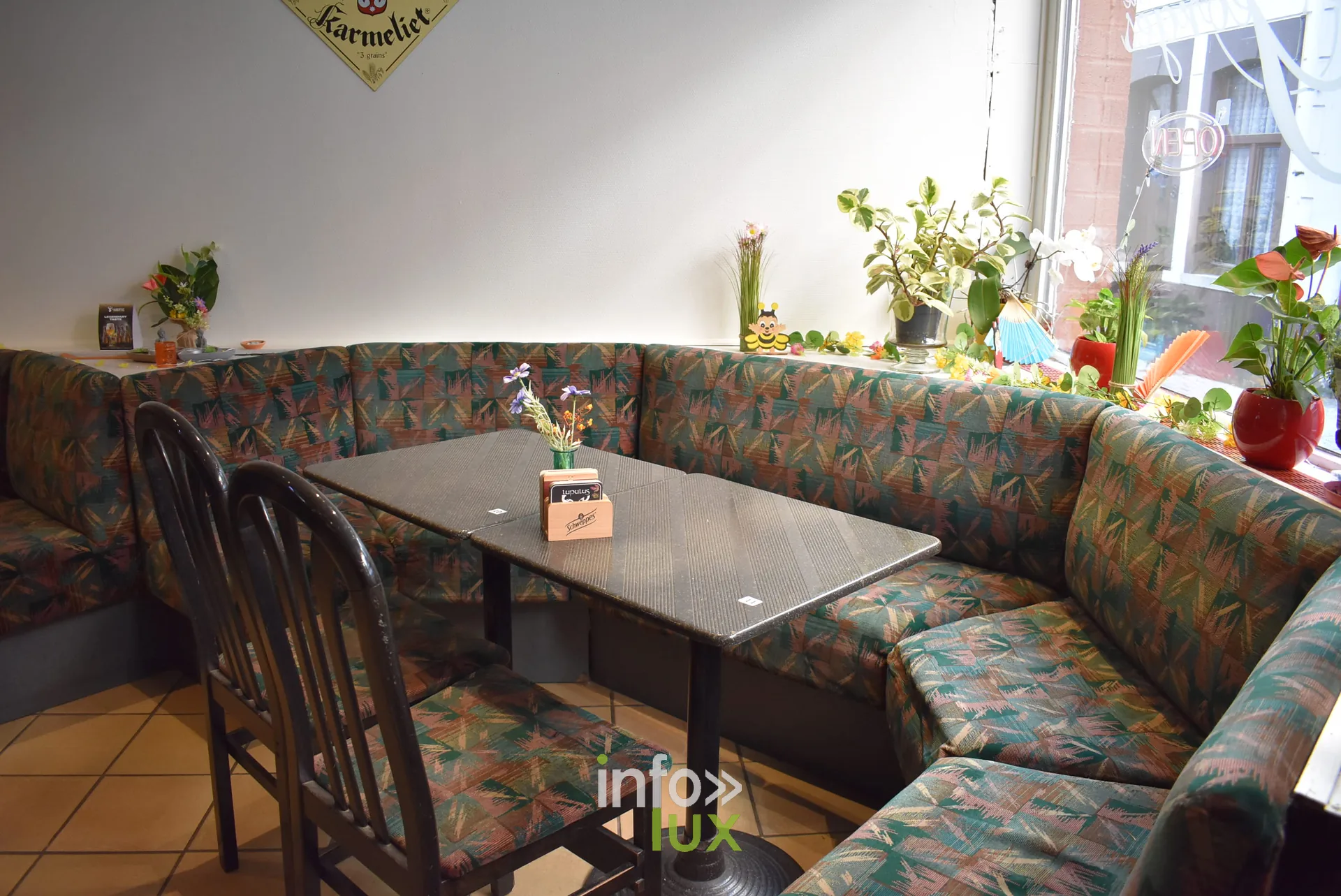 La salle et ses banquettes Salle interieure de la Taverne Georges avec banquettes