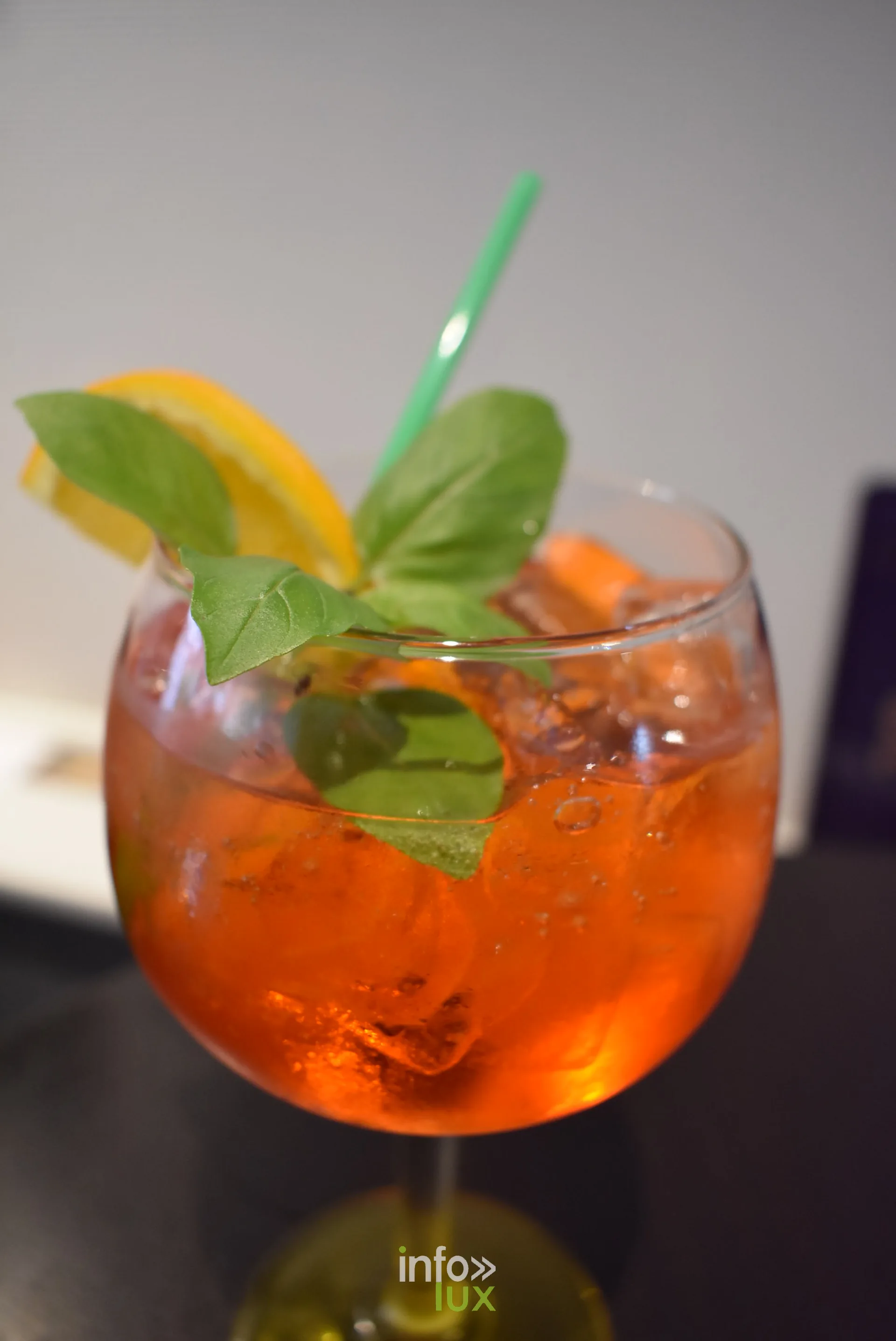 L'apero en terrasse Spritz servi en terrasse a la Taverne Georges