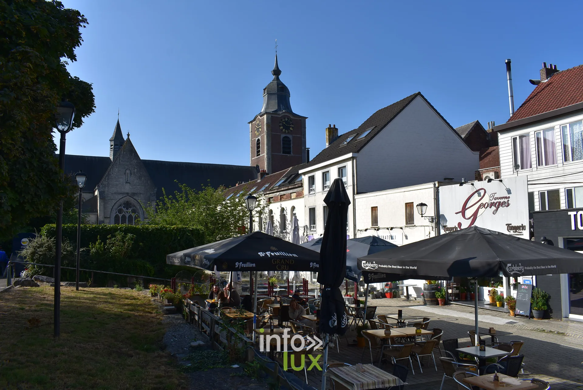 La terrasse et le clocher Saint-Etienne Terrasse de la Taverne Georges et clocher de l'eglise Saint-Etienne a Braine-l'Alleud