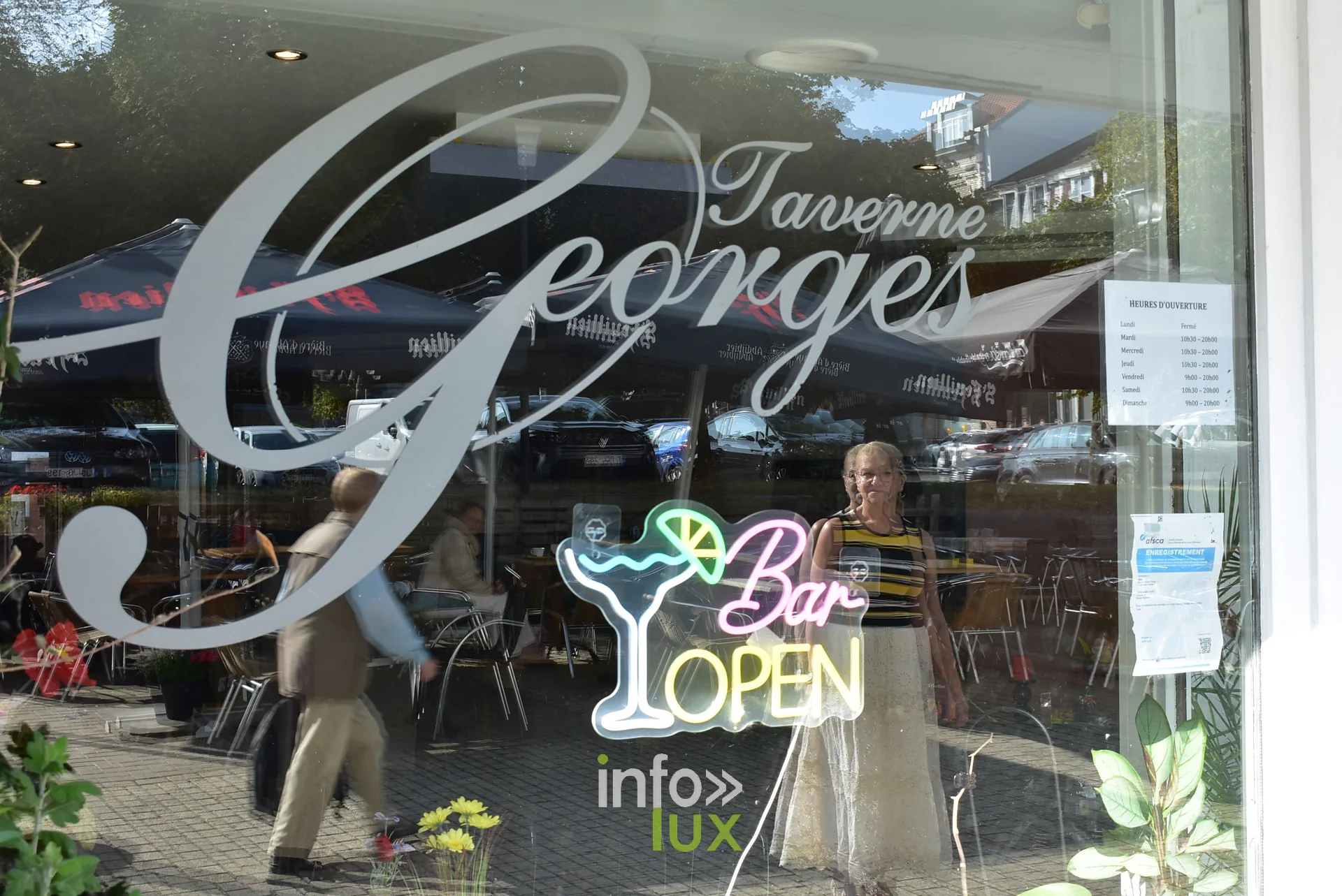 L'enseigne de la Taverne Georges Vitrine et enseigne de la Taverne Georges a Braine-l'Alleud