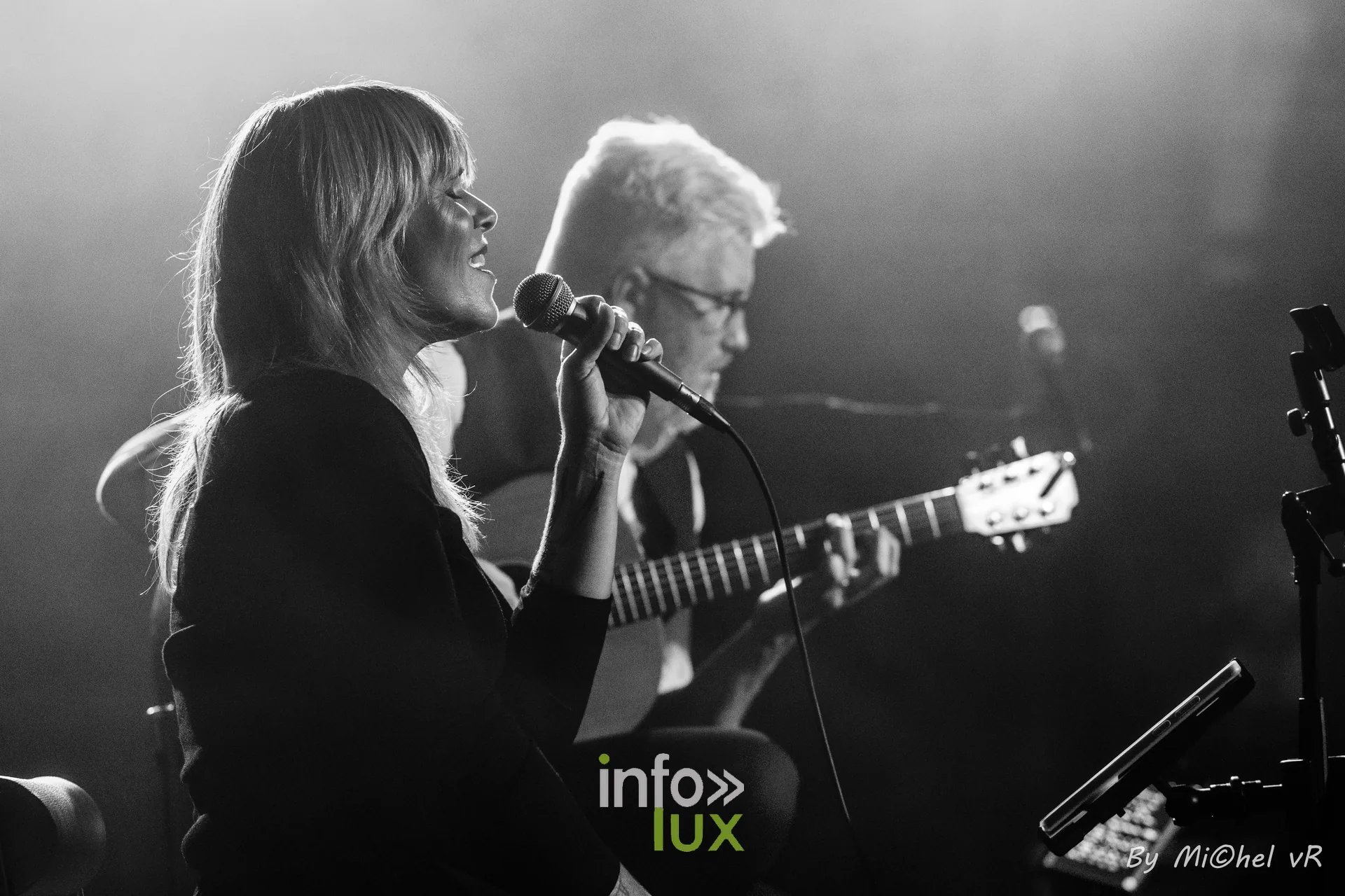 Julie Compagnon au micro et Antoine Goudeseune a la guitare acoustique, photographie en noir et blanc sur la scene du Zik-Zak