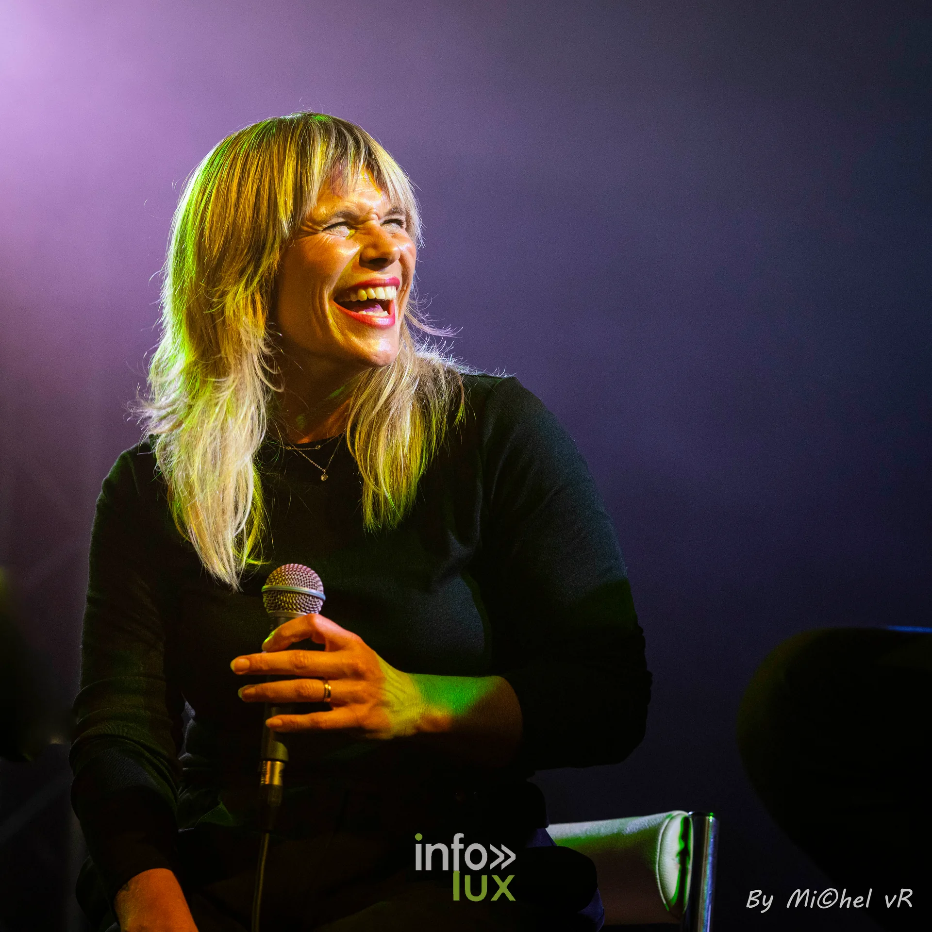 Portrait serre de Julie Compagnon riant, micro a la main, sur la scene du Zik-Zak