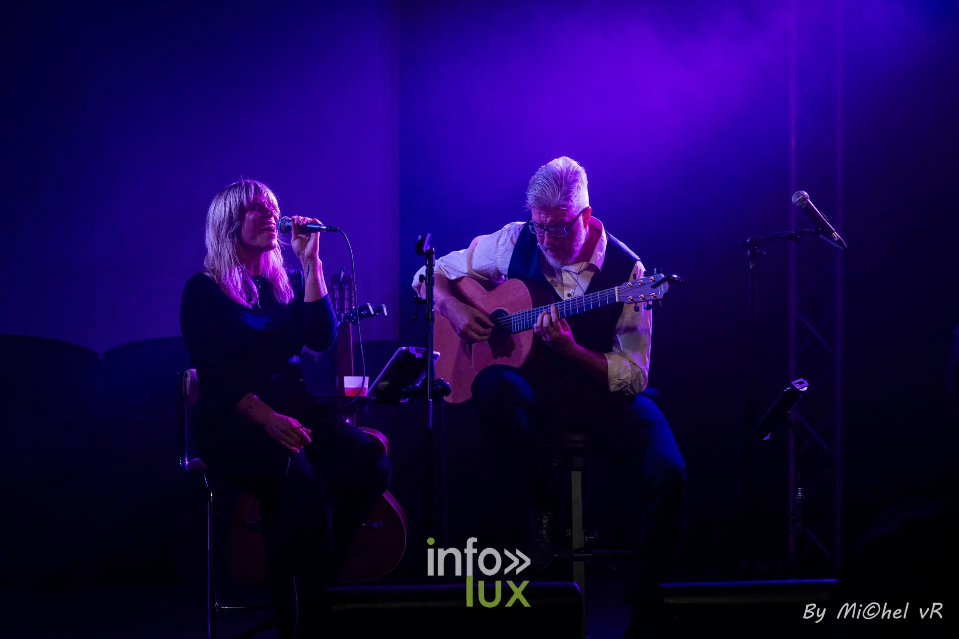 Vue d'ensemble du duo assis sur la scene du Zik-Zak sous une lumiere violette