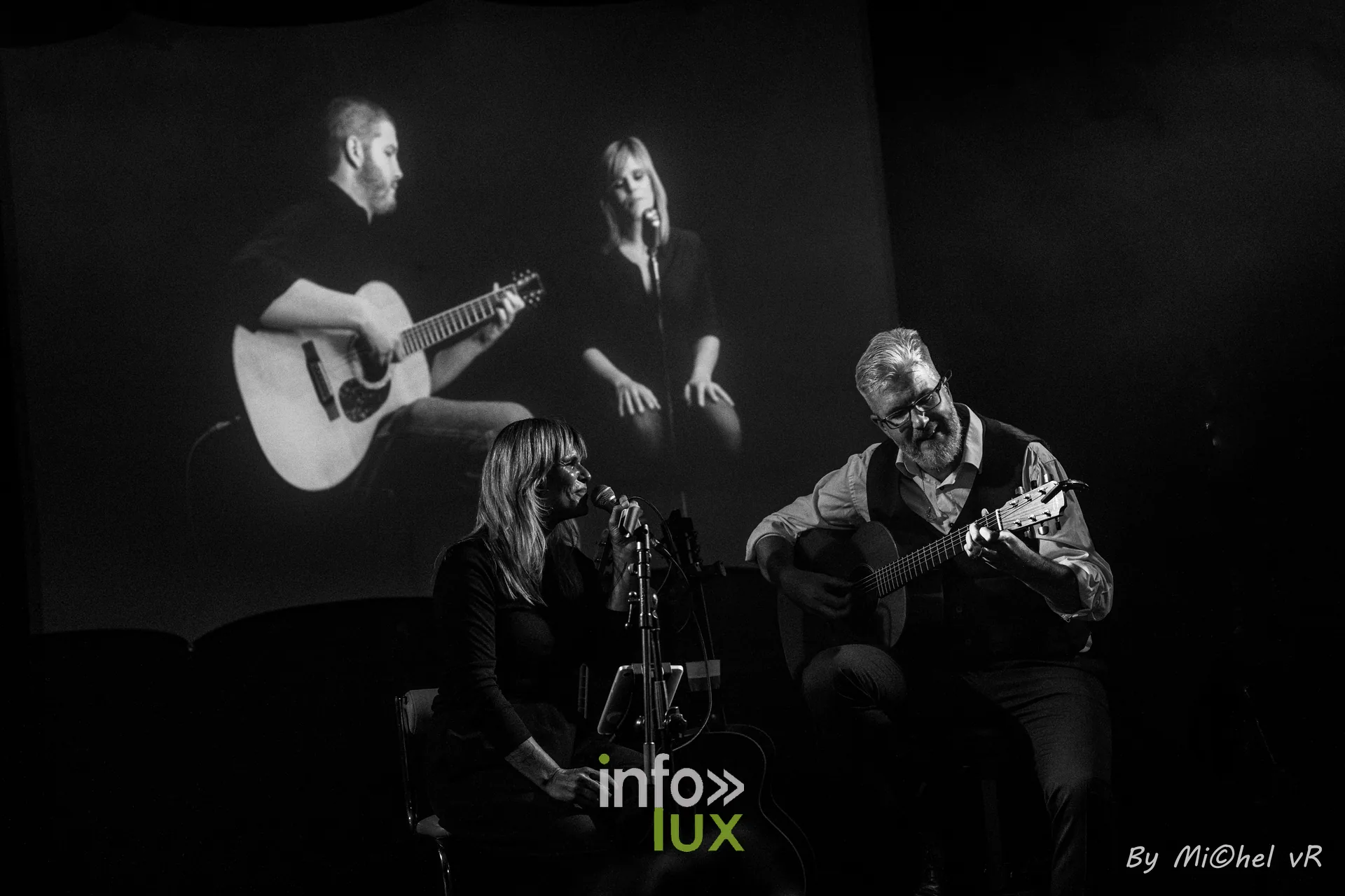 Le duo joue devant une projection en noir et blanc qui reprend leur image sur le fond de scene