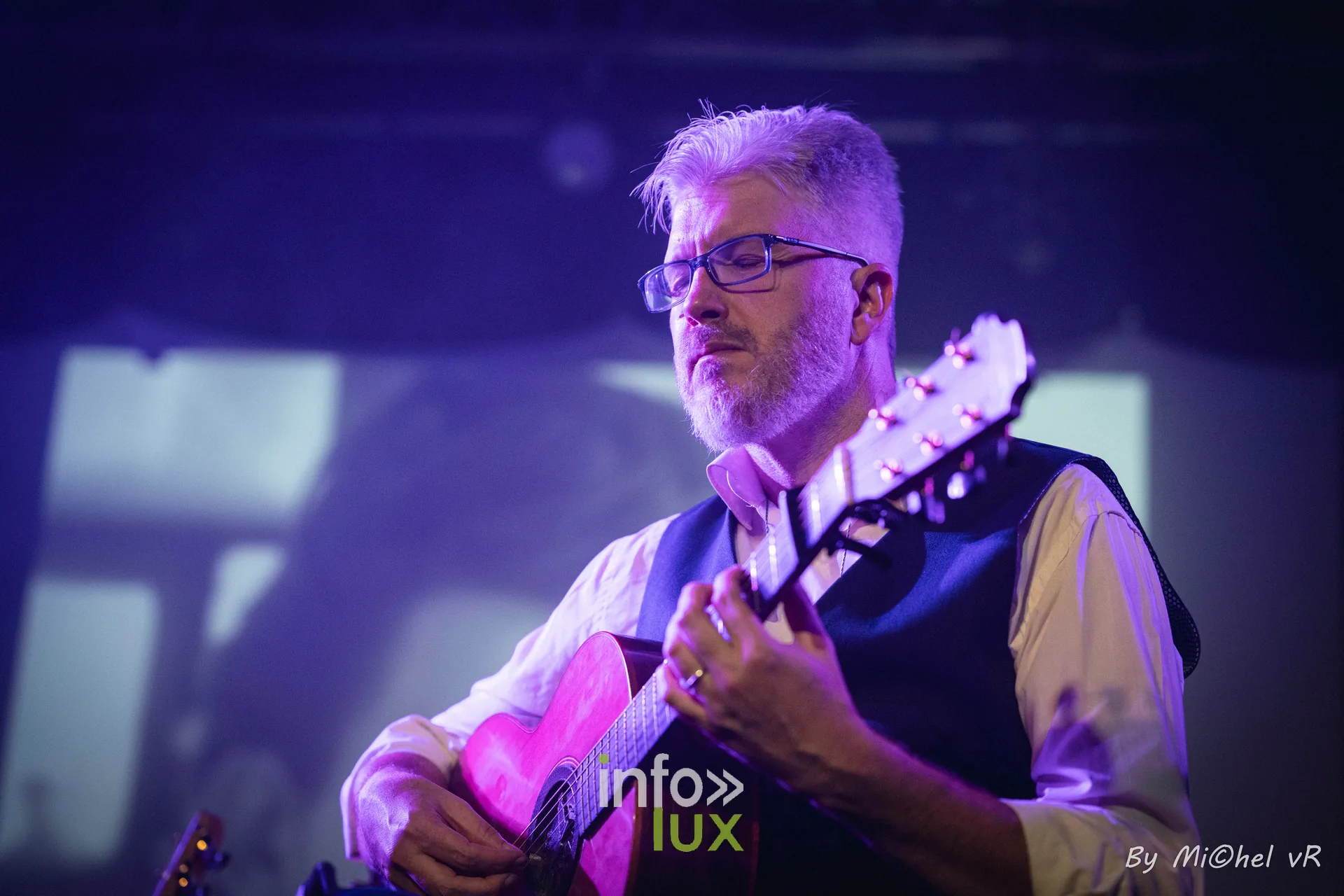 Antoine Goudeseune de profil, guitare en main, sous une lumiere violette au Zik-Zak