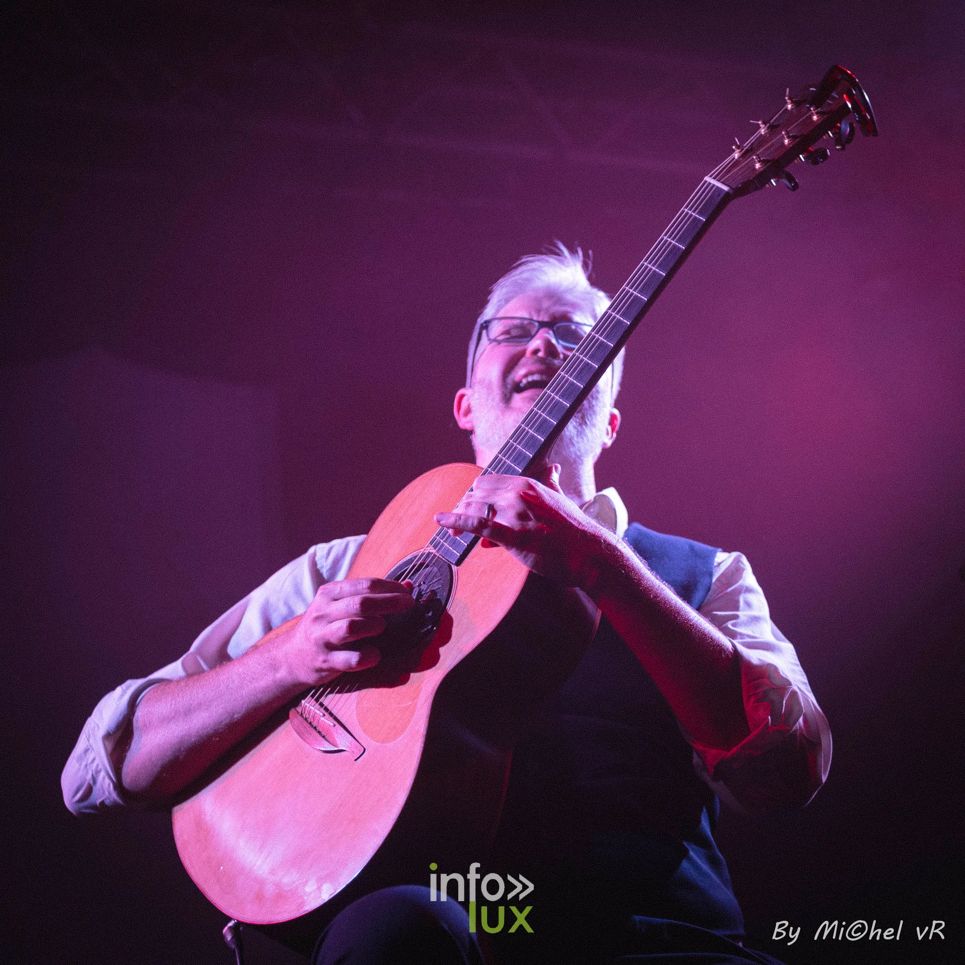 Antoine Goudeseune en plan serre carre, concentre sur le manche de sa guitare