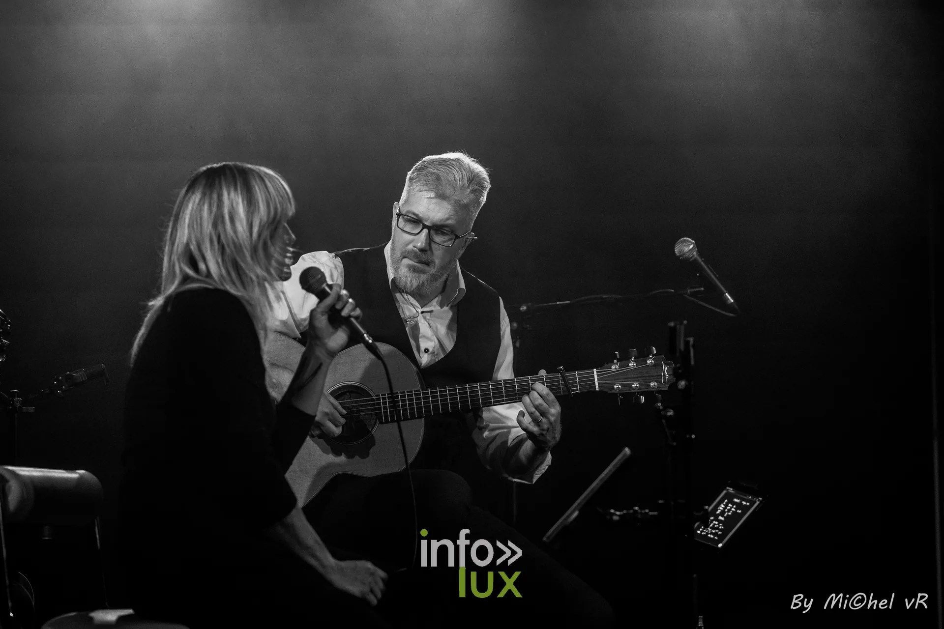 Le duo en noir et blanc, Julie Compagnon au micro et Antoine Goudeseune a la guitare