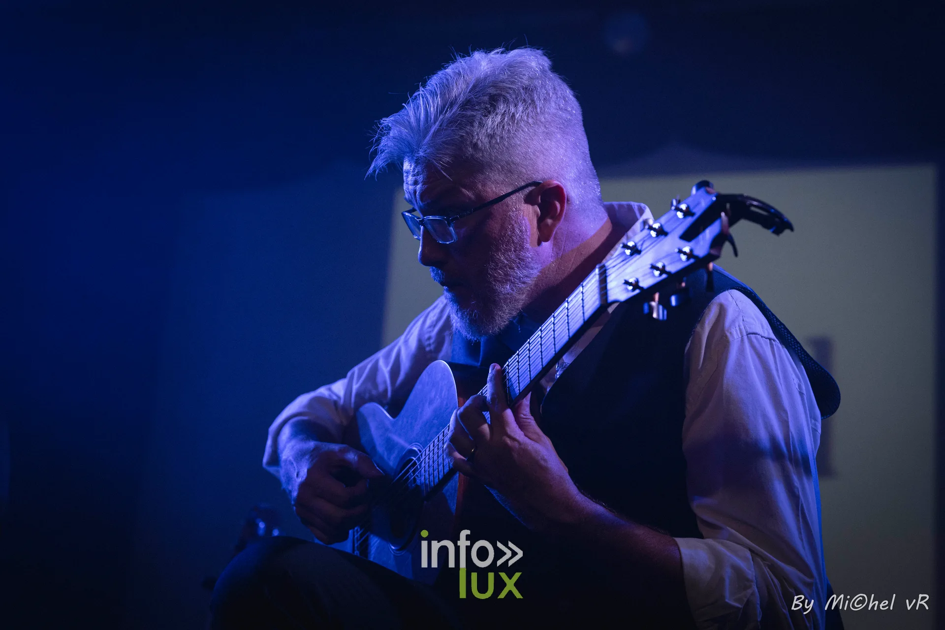 Antoine Goudeseune de profil, guitare en main, dans une lumiere bleue au Zik-Zak d'Ittre