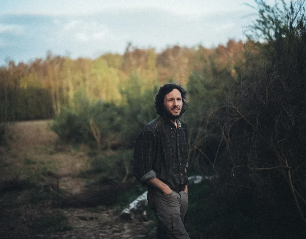 Vianney en exterieur, photo de presse pour le single D or et d etain (2026)