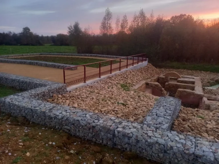 Vestiges restaurés et cheminement en gabions de la villa romaine de Warcq, dans les Ardennes