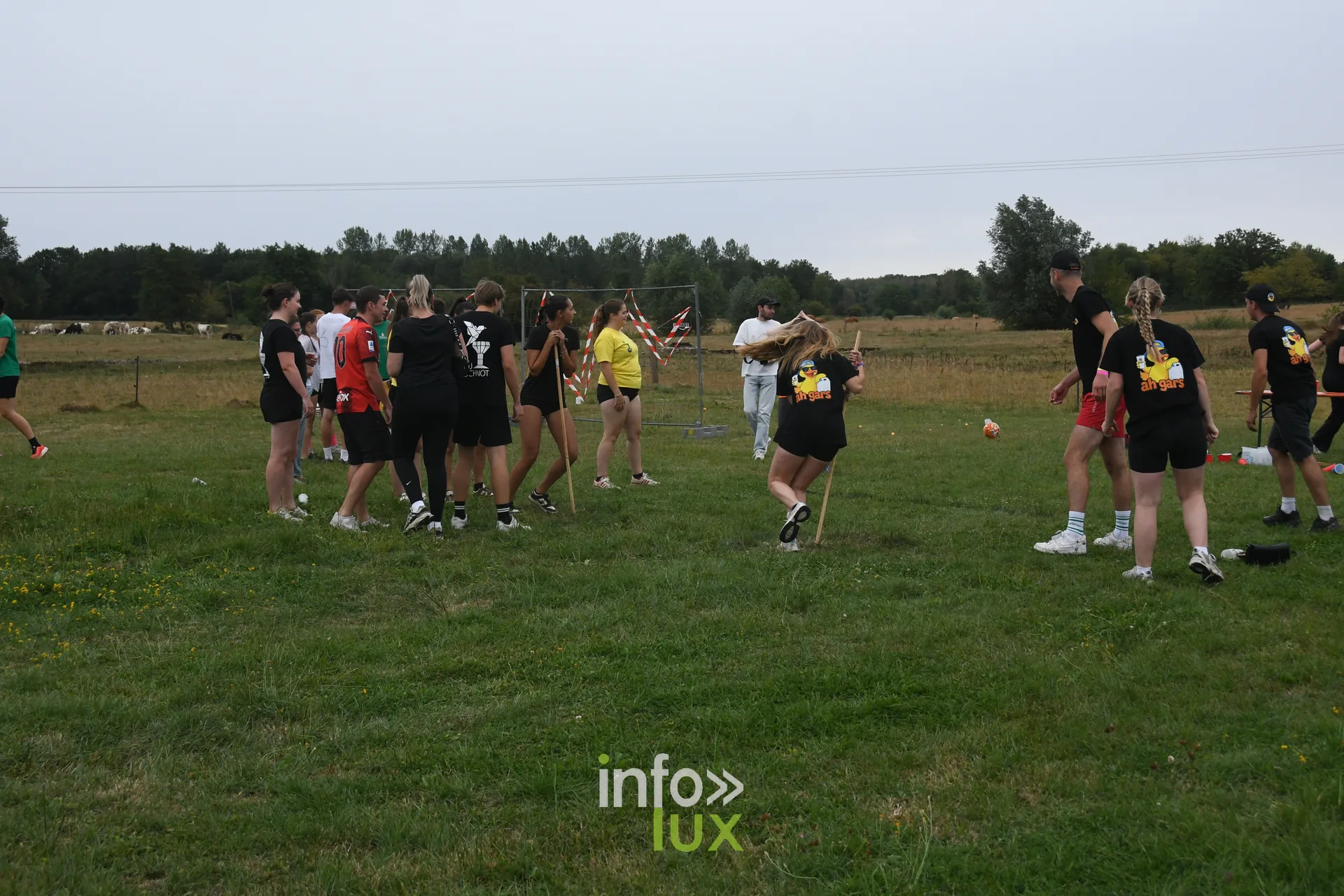 Ambiance sur le terrain des jeux inter-villages a Villers-sur-Semois, dimanche 9 aout 2026