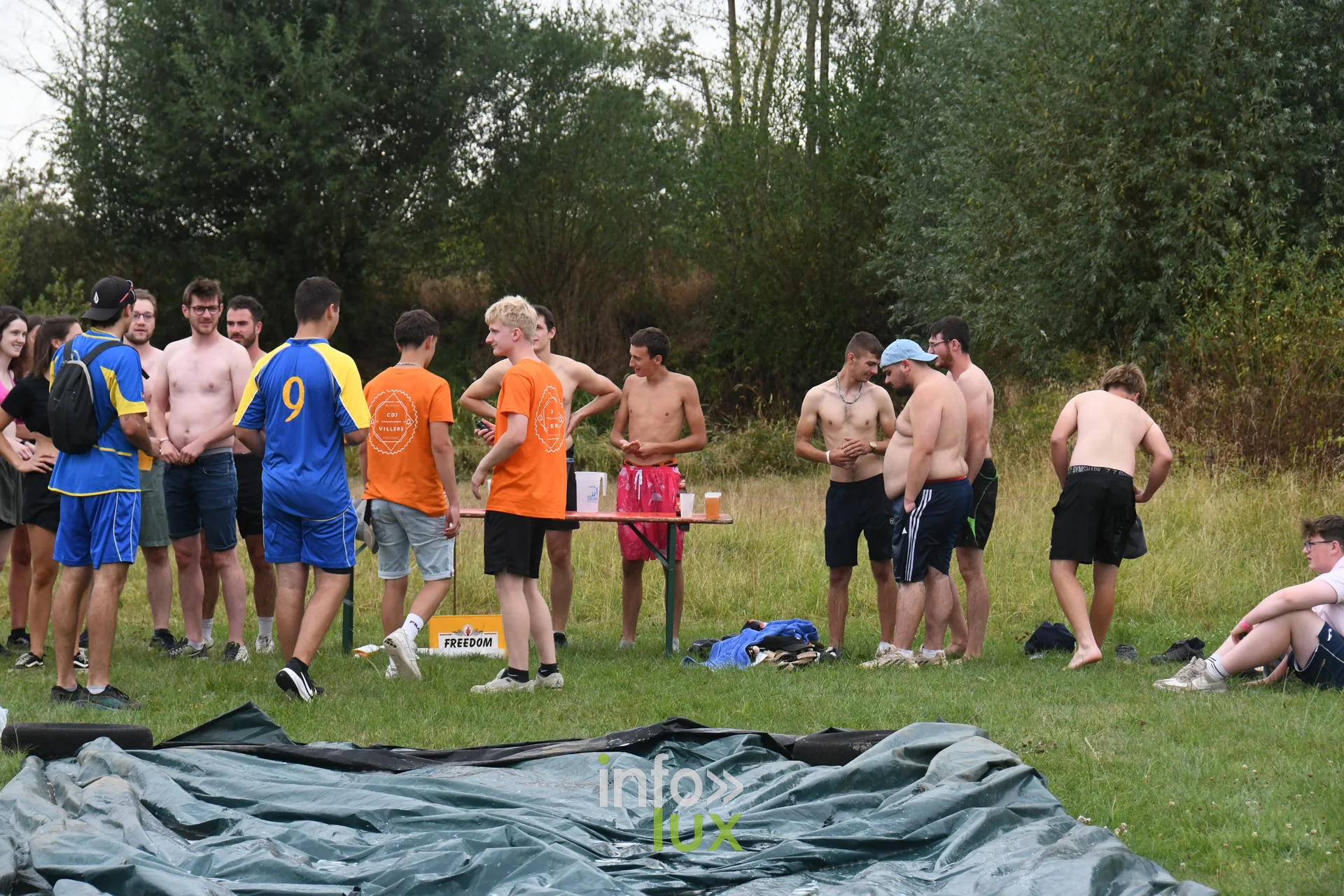 Ambiance sur le terrain des jeux inter-villages a Villers-sur-Semois, dimanche 9 aout 2026