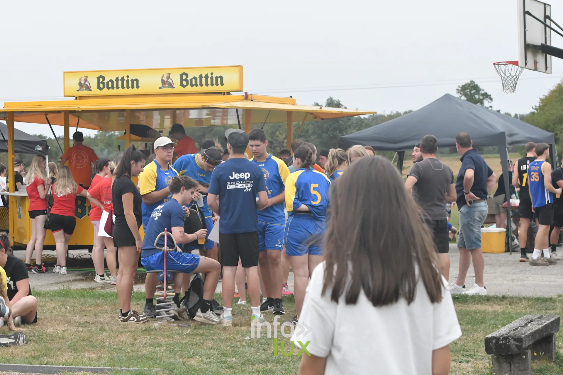 Ambiance sur le terrain des jeux inter-villages a Villers-sur-Semois, dimanche 9 aout 2026