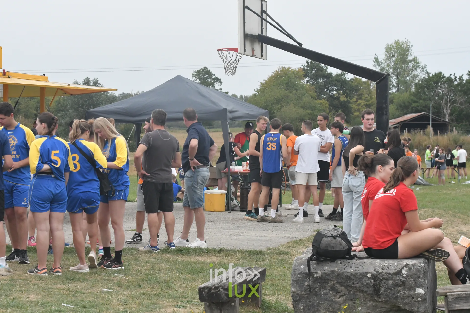 Ambiance sur le terrain des jeux inter-villages a Villers-sur-Semois, dimanche 9 aout 2026