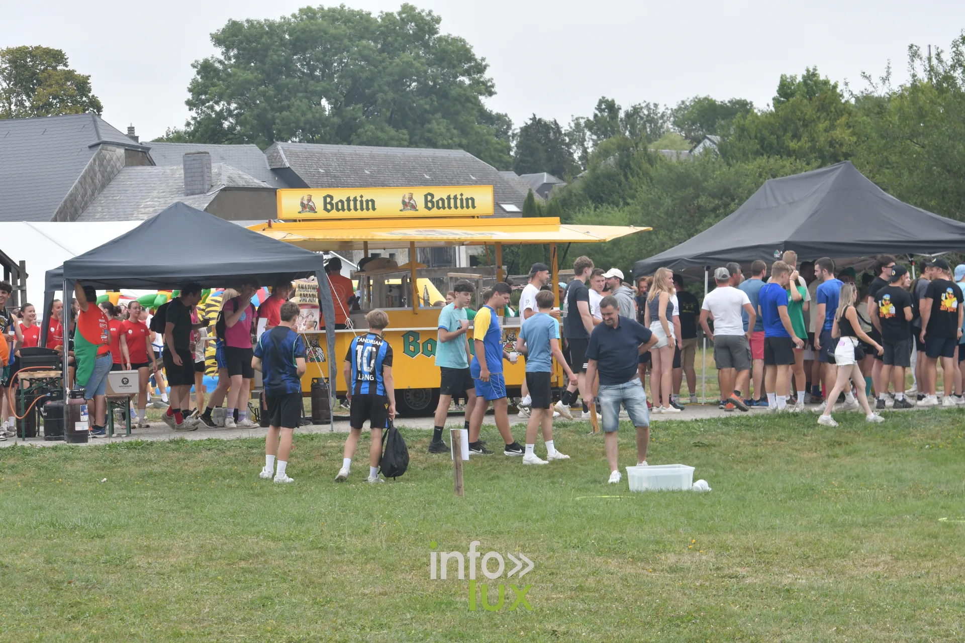 Ambiance sur le terrain des jeux inter-villages a Villers-sur-Semois, dimanche 9 aout 2026