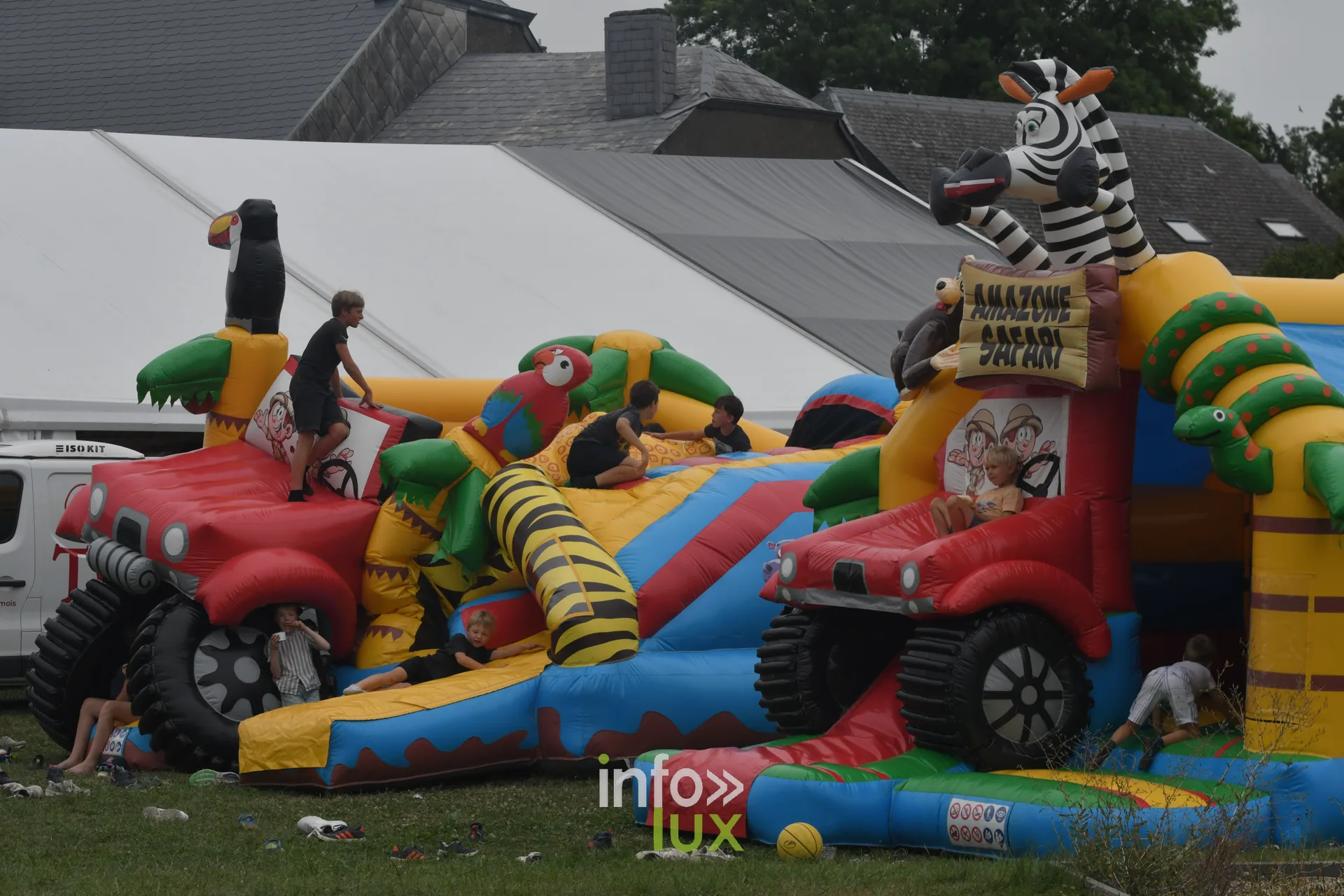 Ambiance sur le terrain des jeux inter-villages a Villers-sur-Semois, dimanche 9 aout 2026