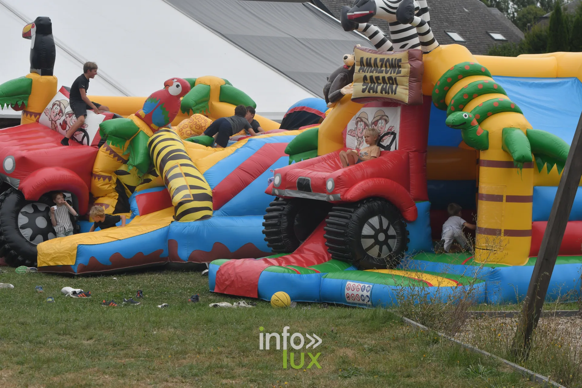 Ambiance sur le terrain des jeux inter-villages a Villers-sur-Semois, dimanche 9 aout 2026