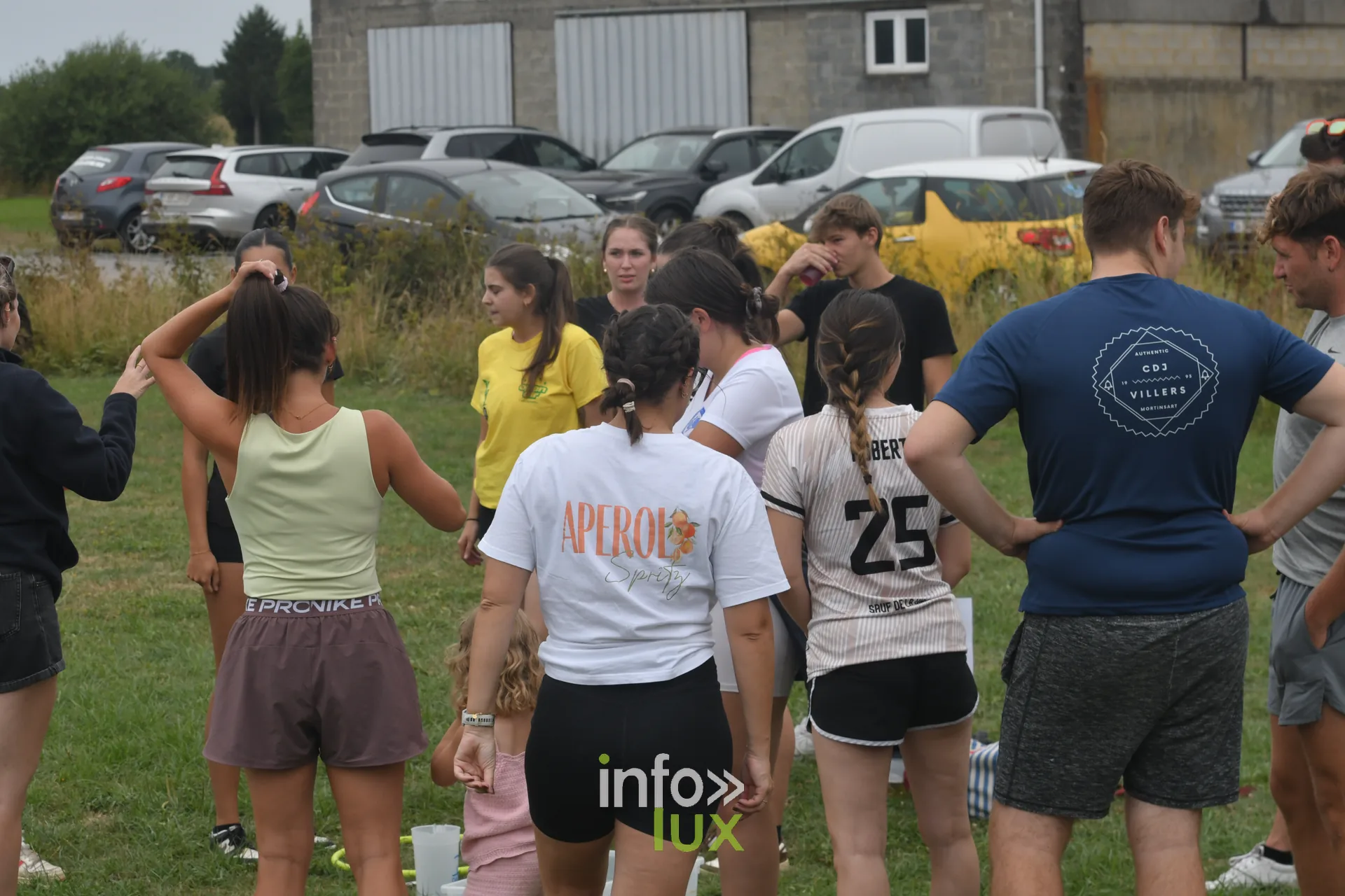Ambiance sur le terrain des jeux inter-villages a Villers-sur-Semois, dimanche 9 aout 2026