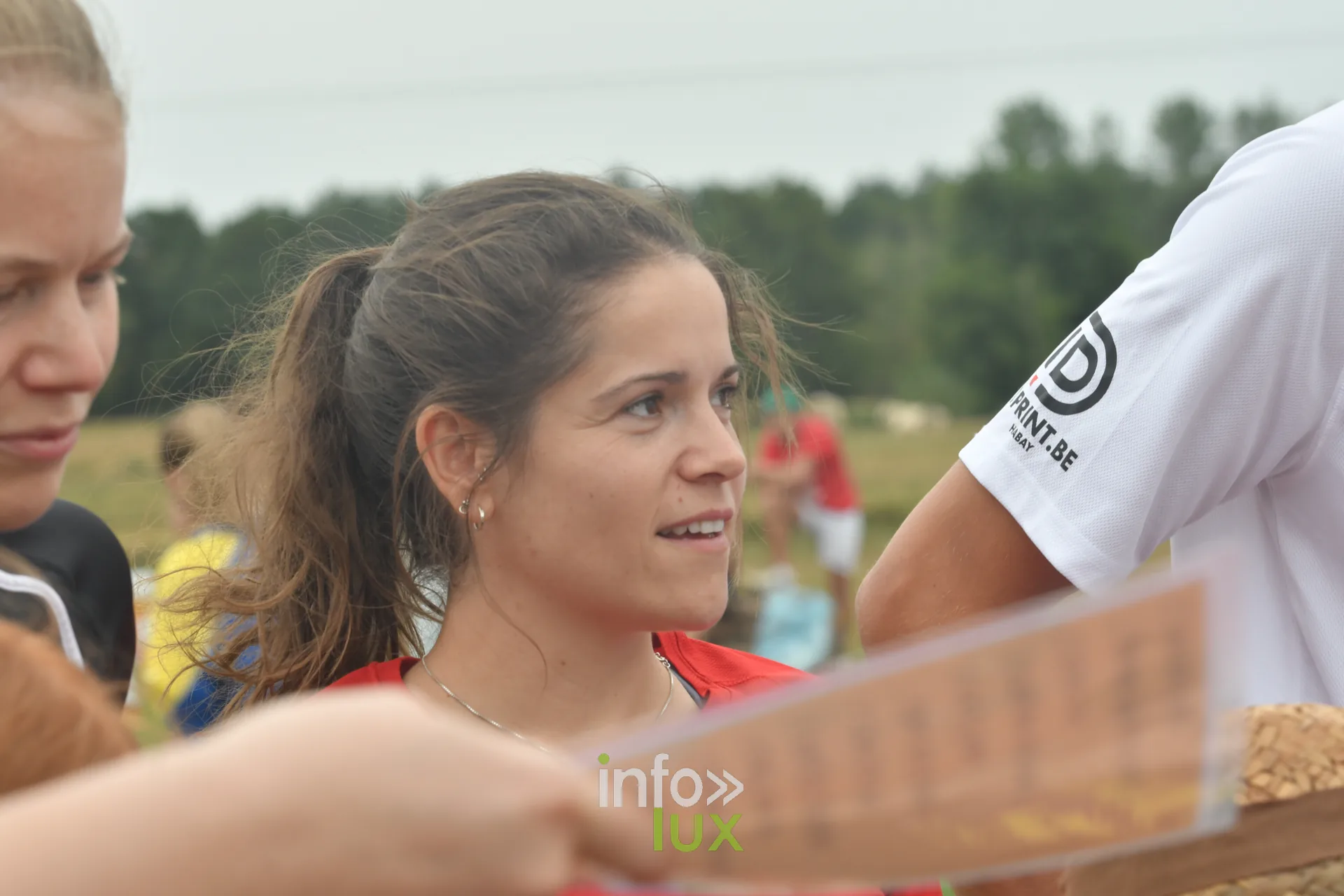 Ambiance sur le terrain des jeux inter-villages a Villers-sur-Semois, dimanche 9 aout 2026