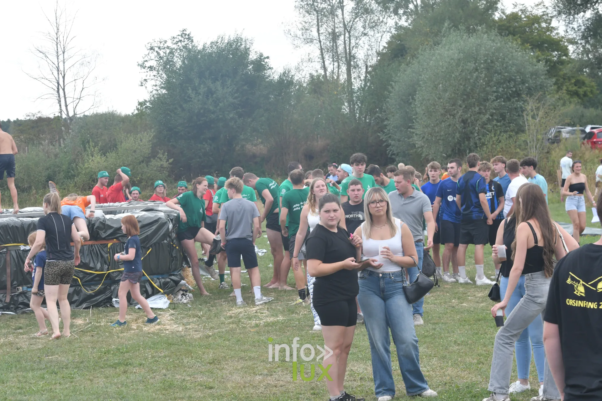 Ambiance sur le terrain des jeux inter-villages a Villers-sur-Semois, dimanche 9 aout 2026